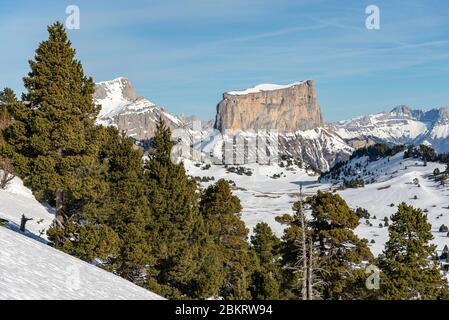 Frankreich, Drome, Vercors, Hauts-Plateaus, Gipfel der Montagnette (1972m), Blickpunkt beim Aufstieg zum Grand Pas, im Hintergrund Grand Veymont (2341m) und Mont Aiguille (2087m) Stockfoto