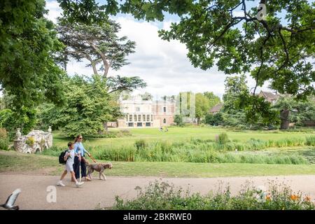 LONDON - JULI 2019: Walpole Park, ein großer öffentlicher Park von Pitzhanger Manor in Ealing, West London Stockfoto