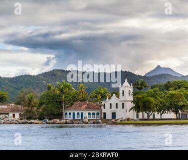 Curch Igreja de Nossa Senhora das Dores in Paraty bei regnerischen Tag mit Wolken, Bundesstaat Rio de Janeiro, Brasilien. Stockfoto