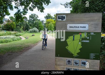 LONDON - JULI 2019: Walpole Park, ein großer öffentlicher Park von Pitzhanger Manor in Ealing, West London Stockfoto