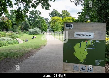 LONDON - JULI 2019: Walpole Park, ein großer öffentlicher Park von Pitzhanger Manor in Ealing, West London Stockfoto