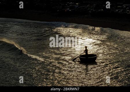 Vietnam, Binh Dinh Provinz, in der Nähe von Qui Nohn, dem Fischerdorf Xuan Hai, gehen Angeln in einem vietnamesischen Korbboot namens ghe Th?ng ch?i Stockfoto