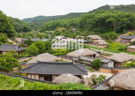 Südkorea, Nord-Gyeongsang Provinz, traditionelles Dorf von Yangdong, erhöhte Ansicht auf den traditionellen Häusern, die Hanok auf Koreanisch genannt werden Stockfoto