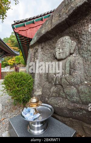 Cor?e du Sud, Provinz Gyeongsang du Sud, Tempel Ssanggyesa, Banknoten-Opfer vor einer Buddha-Skulptur Stockfoto