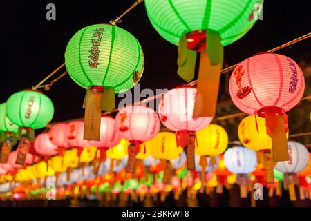 Südkorea, Südgyeongsang Provinz, Haein Tempel, Nachtansicht der hängenden Laternen im Tempelhof anlässlich Buddhas Geburtstag Stockfoto