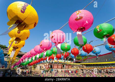 Südkorea, Südgyeongsang Provinz, Haein Tempel, Laternen im Tempelhof anhängend anlässlich Buddhas Geburtstag Stockfoto