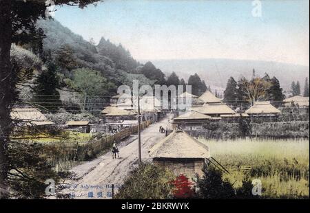 [ Japan des 19. Jahrhunderts - Japanische Häuser mit Strohdächern ] - Häuser mit Strohdächern in Ashinoyu, Hakone, Präfektur Kanagawa. Ein Mann auf dem Pferd reitet gemütlich durch die Hauptstraße. Vintage-Postkarte des 20. Jahrhunderts. Stockfoto