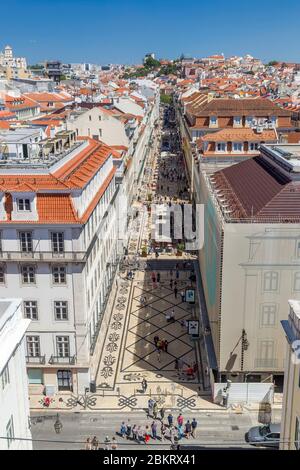 Portugal, Lissabon, Baixa, Rue Augusta, mit großen Schildern gesäumt Rue Augusta ist eine sehr belebte Fußgängerzone, die den Place du Commerce mit dem Bahnhof Rossio verbindet Stockfoto