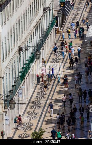 Portugal, Lissabon, Baixa, Rue Augusta, mit großen Schildern gesäumt Rue Augusta ist eine sehr belebte Fußgängerzone, die den Place du Commerce mit dem Bahnhof Rossio verbindet Stockfoto