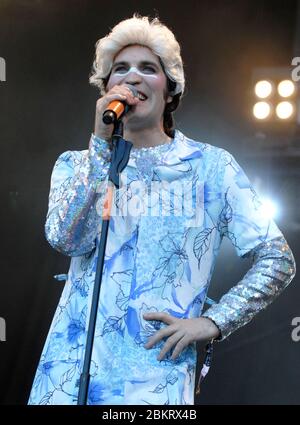 Noel Fielding ( Vince Noir) von The Mighty Boosh auf der Bühne beim Big Chill Festival 2. August 2008. Stockfoto