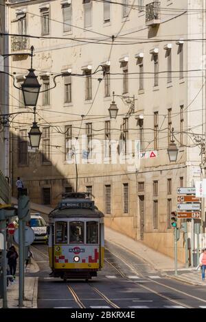 Portugal, Lissabon, Baixa, traditionelle Straßenbahn rua da Concei?AO, Linie 28, die direkt durch die Stadt verläuft ist die am meisten frequentiert, vor allem von Touristen Stockfoto