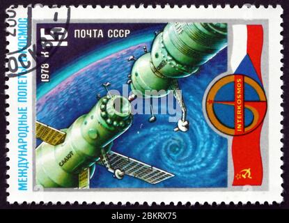 RUSSLAND - UM 1978: Eine in Russland gedruckte Briefmarke zeigt Docking in Space, Interkosmos, Sowjetisch-Tschechoslowakisches Kooperationsprogrammum 1978 Stockfoto