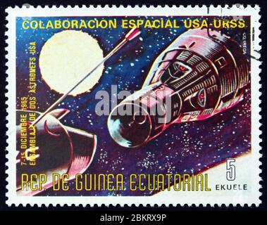 ÄQUATORIALGUINEA - UM 1975: Eine in Äquatorialguinea gedruckte Briefmarke, die der Kooperation Raum USA und UdSSR gewidmet ist, Apollo-Sojus Space Project, circa Stockfoto