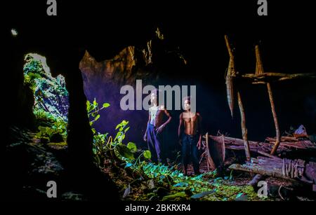 Indonesien, Sulawesi, Kolonodale, Morowali Nationalpark, Expedition zum Berg Wanas, Träger unter der Veranda einer möblierten sekundären Höhle Stockfoto