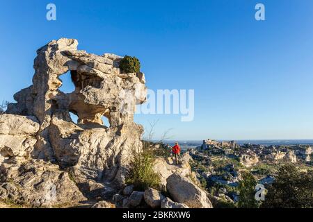 Frankreich, Bouches-du-Rh?ne, Alpilles regionaler Naturpark, Les Baux de Provence, beschriftet Les Plus Beaux Villages de France, Val d'Enfer, Klippe durchbohrt von Höhlen, das Dorf und das Schloss in Ruinen hinter -Plan Stockfoto