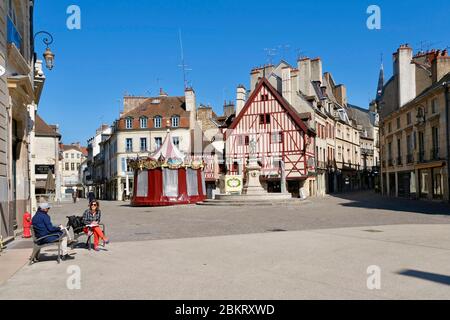 Frankreich, Cote d'Or, Dijon, COVID-19 (oder Coronavirus) Sperrung, Gebiet als Weltkulturerbe der UNESCO, Place Francois Rude Stockfoto