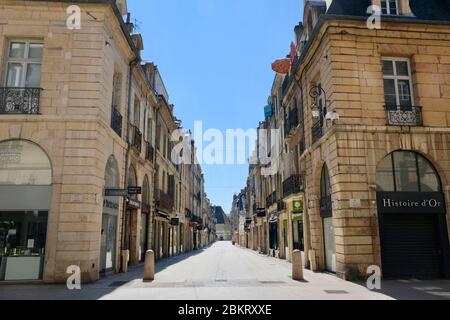 Frankreich, Cote d'Or, Dijon, COVID-19 (oder Coronavirus) Sperrung, Gebiet als Weltkulturerbe der UNESCO, Rue du Bourg Stockfoto