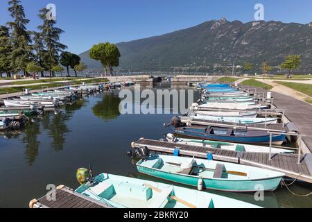 Frankreich, Savoie, Lac du Bourget, Aix-les-Bains, Riviera der Alpen, Blick auf die Boote des kleinen Hafens Stockfoto