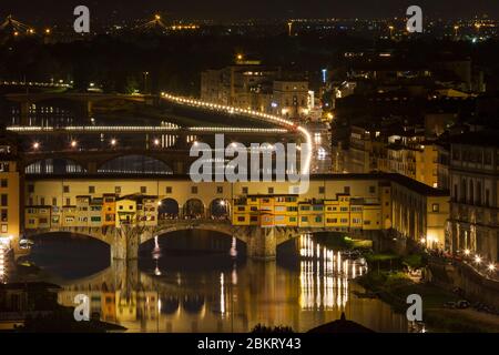 Die Ponte Vecchio, von der Piazzale Michelangelo, Florenz, Italien aus gesehen. Stockfoto