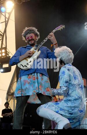 Noel Fielding ( Vince Noir) und Julian Barratt ( Howard Moon) von The Mighty Boosh auf der Bühne beim Big Chill Festival am 2. August 2008. Bild von Simon Hadley. Stockfoto