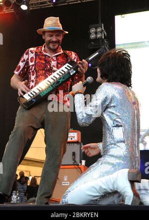 Noel Fielding ( Vince Noir) und Julian Barratt ( Howard Moon) von The Mighty Boosh auf der Bühne beim Big Chill Festival am 2. August 2008. Bild von Simon Hadley. Stockfoto