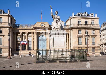 Frankreich, Paris, UNESCO-Welterbe, Place du Palais Bourbon, im Zentrum die Statue La Loi von Jean Jacques Feuchere, Eingang Bourbon Palace (Sitz der Nationalversammlung) Stockfoto