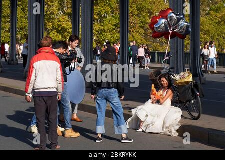 Frankreich, Paris, asiatische Hochzeit auf der Bir Hakeim Brücke Stockfoto