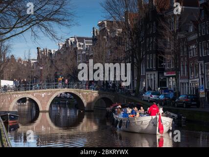 Amsterdam, Niederlande - Januar 2016:, Kanalfahrt an einem kalten Wintertag Stockfoto