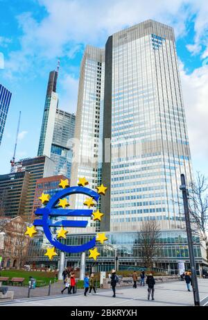 Zentrales Geschäftsviertel (CBD, Bankenviertel), mit der Euro-Skulptur und dem Commerzbank Tower und Eurotower im Hintergrund. Frankfurt, Deutschland. Stockfoto