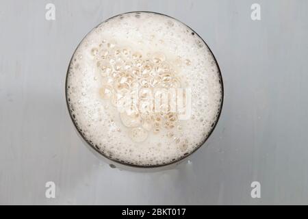Schaum von Craft Beer Nahaufnahme auf Holzhintergrund. Das Konzept der Nahrung. Draufsicht, flach Stockfoto