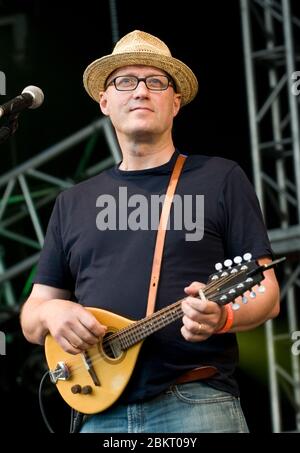 Adrian 'Ade' Edmondson auf der Bühne mit der Folk/Punk Band The Bad Shepherds beim Fairport Convention Festival 13. August 2009. Stockfoto