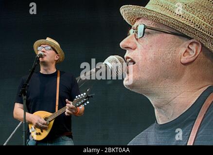 Adrian 'Ade' Edmondson auf der Bühne mit der Folk/Punk Band The Bad Shepherds beim Fairport Convention Festival 13. August 2009. Stockfoto