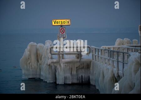 Schweiz, Kanton Genf, Versoix, die Ränder des Genfer Sees eiskalt mit sehr starkem und kaltem Nordwind, Steg mit Eis bedeckt Stockfoto