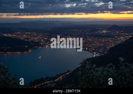 Frankreich, Haute Savoie, Annecy, Vogelperspektive der Stadt Annecy vom Mont Veyrier aus gesehen (1291 m) Stockfoto