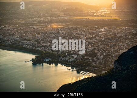 Frankreich, Haute Savoie, Annecy, Vogelperspektive der Stadt Annecy vom Mont Veyrier aus gesehen (1291 m) Stockfoto