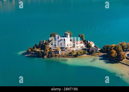 Frankreich, Haute Savoie, Annecy, Blick auf die Halbinsel Duingt, Chateau de Duingt, den See (Luftaufnahme) Stockfoto