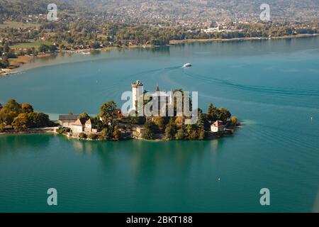 Frankreich, Haute Savoie, Annecy, Blick auf die Halbinsel Duingt, das Schloss Duingt, den See und die palafitische Stätte (Luftaufnahme) Stockfoto