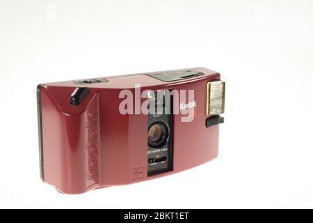 Istanbul, Türkei - 9. Juli 2014 : Vorderansicht EINER Kodak S-Serie kompakte analoge Fotomotormaschine isoliert auf Weiß. Stockfoto