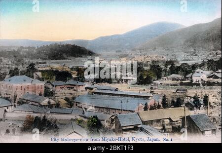 [ 1900er Japan - Blick auf Kyoto ] - Panoramablick vom Miyako Hotel in Kyoto, ca. 1900er. Die Gebäude vor dem Haus sind das Wasserwerk Büro in Keage. Vintage-Postkarte des 20. Jahrhunderts. Stockfoto