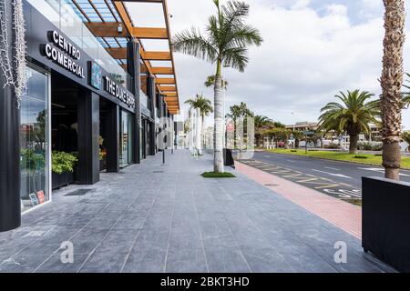 Avenida bruselas durch Torviscas und Fanabe verlassene während der Straßensperre 19 im touristischen Ferienort Costa Adeje, Teneriffa, Kanarische Insel Stockfoto