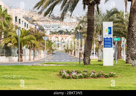 Avenida bruselas durch Torviscas und Fanabe verlassene während der Straßensperre 19 im touristischen Ferienort Costa Adeje, Teneriffa, Kanarische Insel Stockfoto