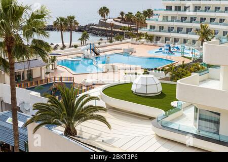 Leerer Pool und Liegewiese im HOVIMA La pinta Hotel während der Zusammensperrung 19 im touristischen Ferienort Costa Adeje, Teneriffa, Cana Stockfoto