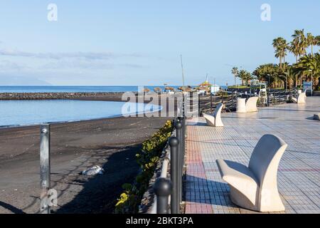 Verlassene Strand von Playa Beril während der covid 19 Sperrung in der touristischen Ferienort-Bereich von Costa Adeje, Teneriffa, Kanarische Inseln, Spanien Stockfoto