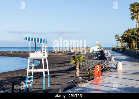 Verlassene Strand von Playa Beril während der covid 19 Sperrung in der touristischen Ferienort-Bereich von Costa Adeje, Teneriffa, Kanarische Inseln, Spanien Stockfoto