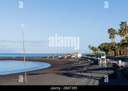 Verlassene Strand von Playa Beril während der covid 19 Sperrung in der touristischen Ferienort-Bereich von Costa Adeje, Teneriffa, Kanarische Inseln, Spanien Stockfoto