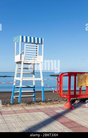 Ungenutzter Aussichtsturm der Rettungsschwimmer am Strand Playa Beril während der Blockade 19 im touristischen Ferienort Costa Adeje, Teneriffa, Kanarische Inseln, Stockfoto