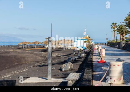 Verlassene Strand von Playa Beril während der covid 19 Sperrung in der touristischen Ferienort-Bereich von Costa Adeje, Teneriffa, Kanarische Inseln, Spanien Stockfoto