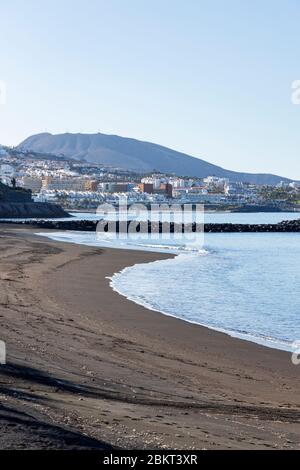 Verlassene Strand von Playa Beril während der covid 19 Sperrung in der touristischen Ferienort-Bereich von Costa Adeje, Teneriffa, Kanarische Inseln, Spanien Stockfoto