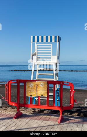 Ungenutzter Aussichtsturm der Rettungsschwimmer am Strand Playa Beril während der Blockade 19 im touristischen Ferienort Costa Adeje, Teneriffa, Kanarische Inseln, Stockfoto