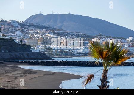 Verlassene Strand von Playa Beril während der covid 19 Sperrung in der touristischen Ferienort-Bereich von Costa Adeje, Teneriffa, Kanarische Inseln, Spanien Stockfoto